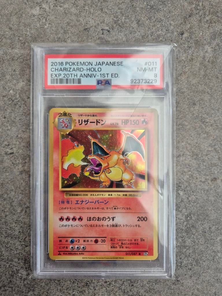 Charizard Holo Japans 20th Anniversary PSA 8, Hobby en Vrije tijd, Ophalen of Verzenden, Zo goed als nieuw, Losse kaart, Foil