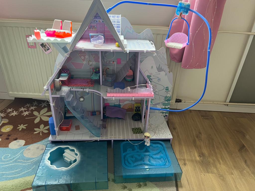 OMG LOL surprise poppenhuis winter chalet, Ophalen, Gebruikt, Poppenhuis