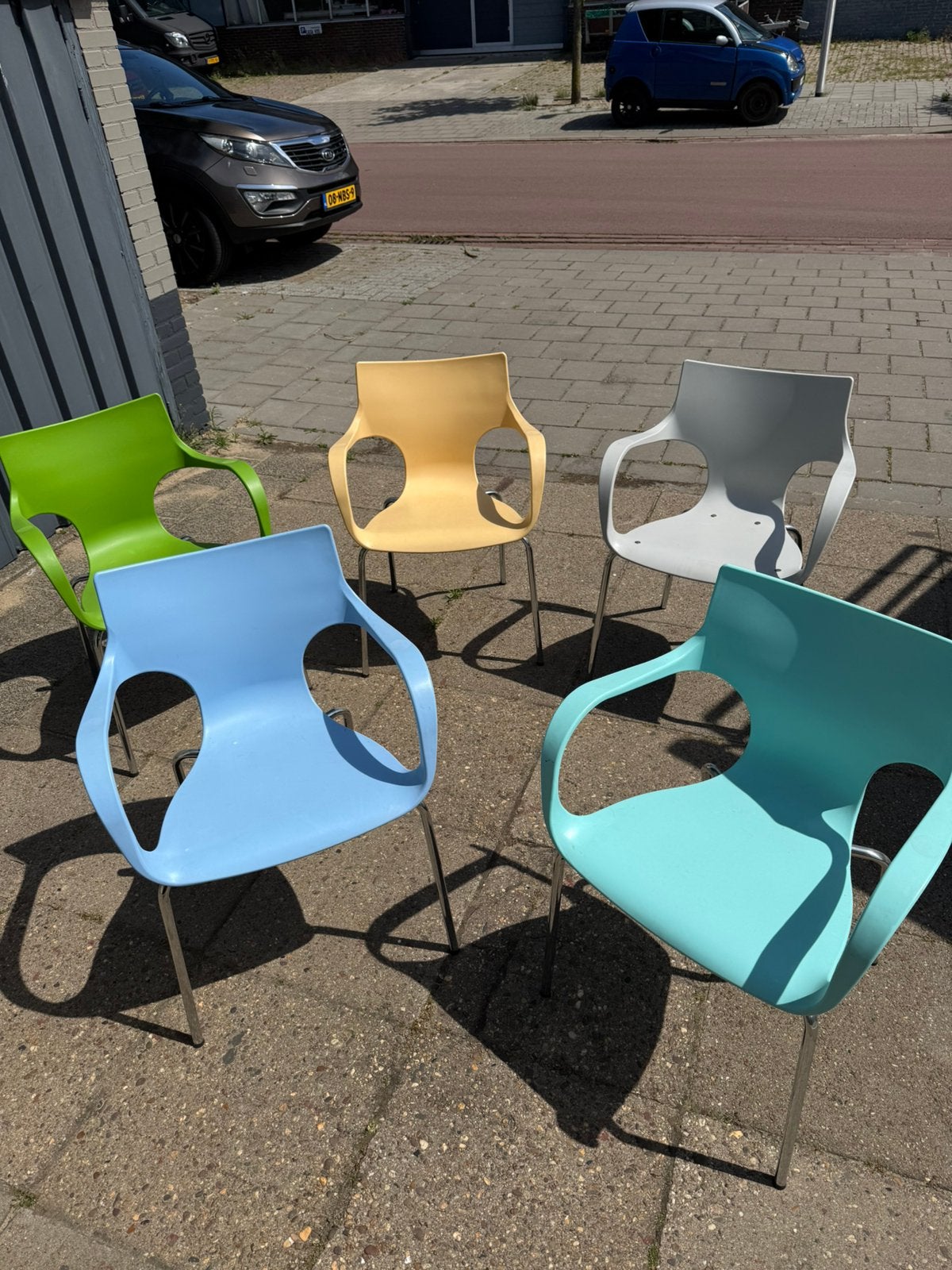 Set van 5 kleurrijke stoelen met metalen poten, Huis en Inrichting, Tafels | Bijzettafels, Ophalen, Kunststof, Gebruikt, Overige vormen