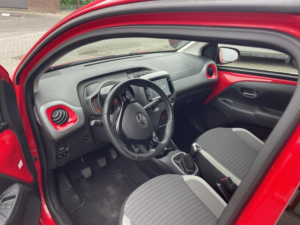 Toyota Aygo 1.0 VVT-i x-joy | Apple/Android navigatie | Lm v, Voorwielaandrijving, Stof, Gebruikt, Euro 6