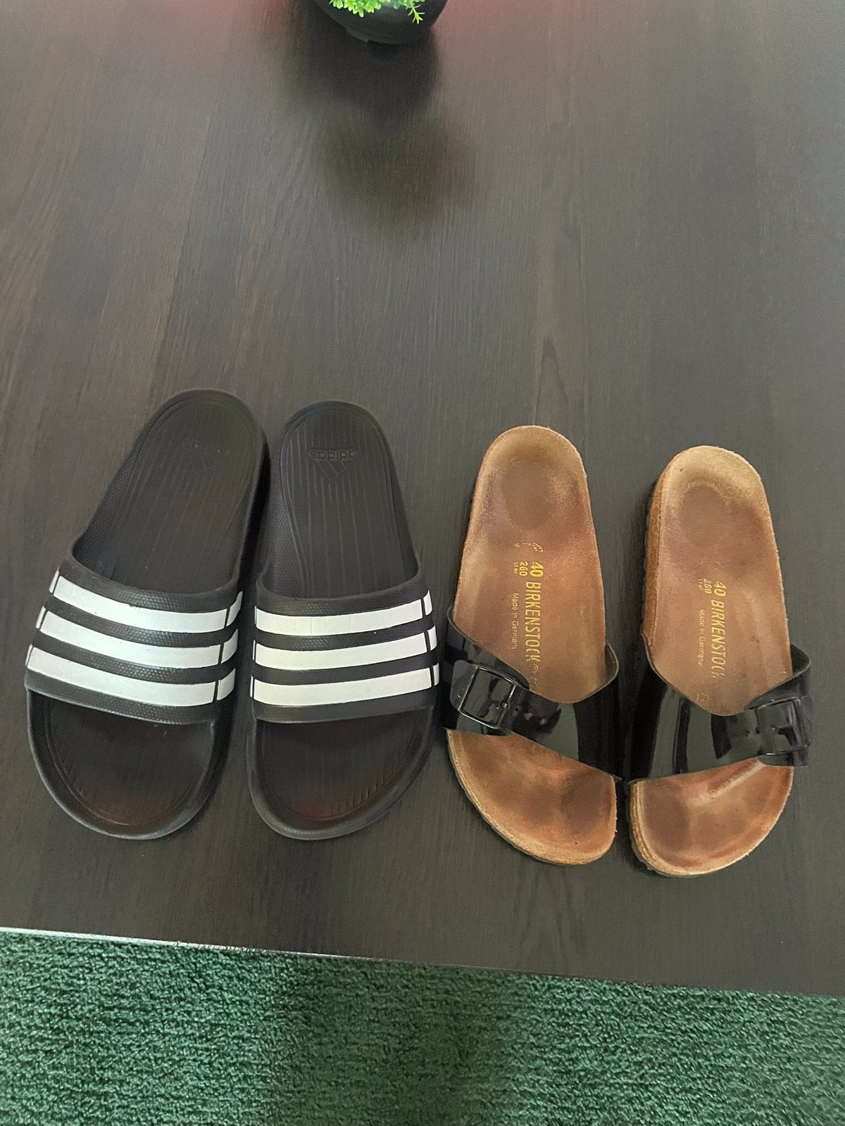2 Z.g.a.n paar Slippers maat 40 / 1 Birkenstock en 1 Adidas, Overige kleuren, Zo goed als nieuw, Birkenstock, Ophalen