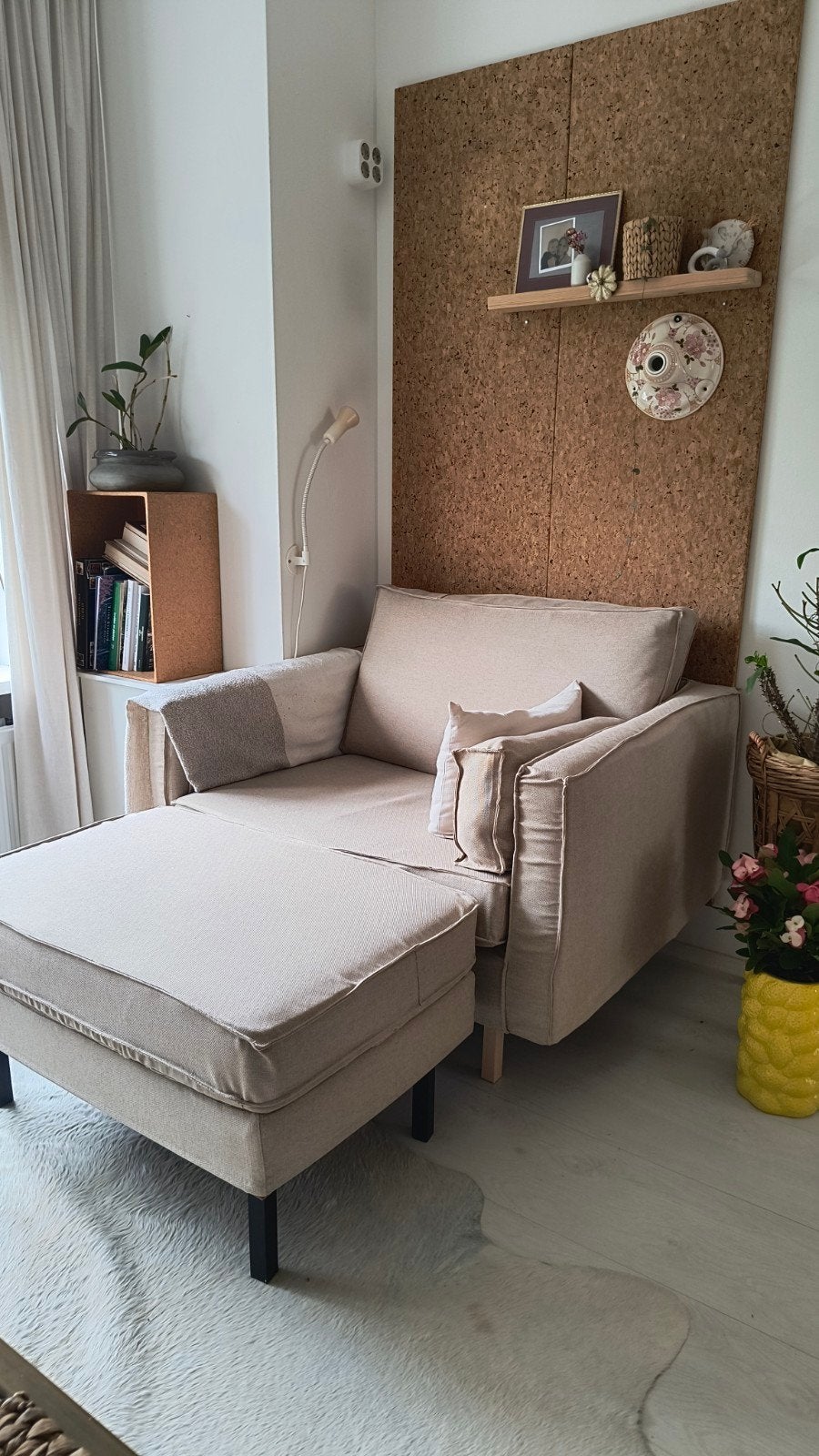 FonQ Loveseat met Voetenbank – Beige stof /Cognac eco leder, Huis en Inrichting, Banken | Sofa's en Chaises Longues, Zo goed als nieuw
