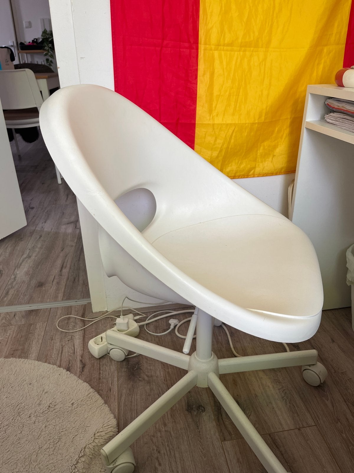 Witte bureaustoel op wielen, modern design, Kunststof, Gebruikt, Wit, Ophalen of Verzenden