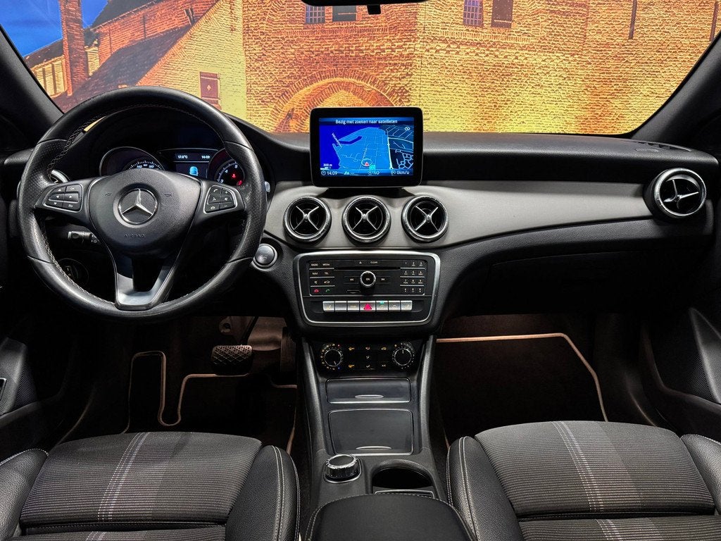 Mercedes-Benz CLA-klasse 180 Business Solution Aut Camera LE, Gebruikt, 4 cilinders, 715 kg, Leder en Stof