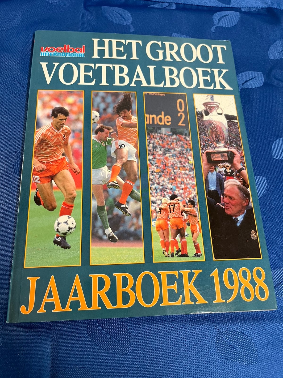 Het Groot Voetbalboek 1988, Ophalen of Verzenden, Balsport