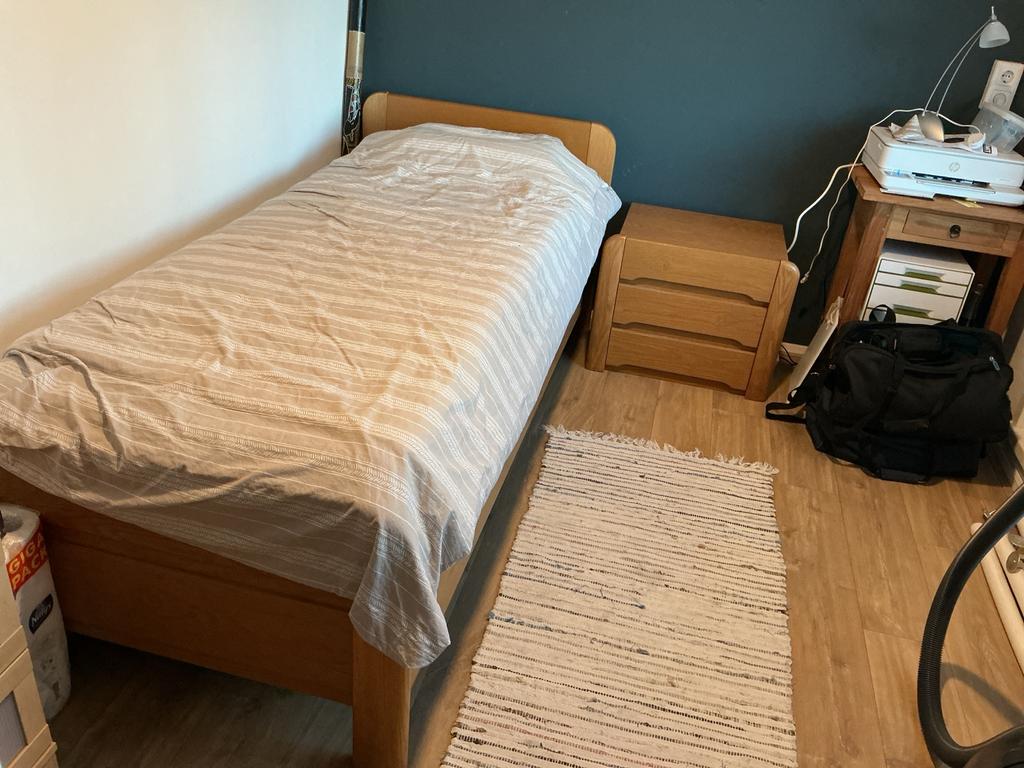 Eenpersoonsbed van hout met nachtkastje, Gebruikt, 90 cm, Eenpersoons, Bruin