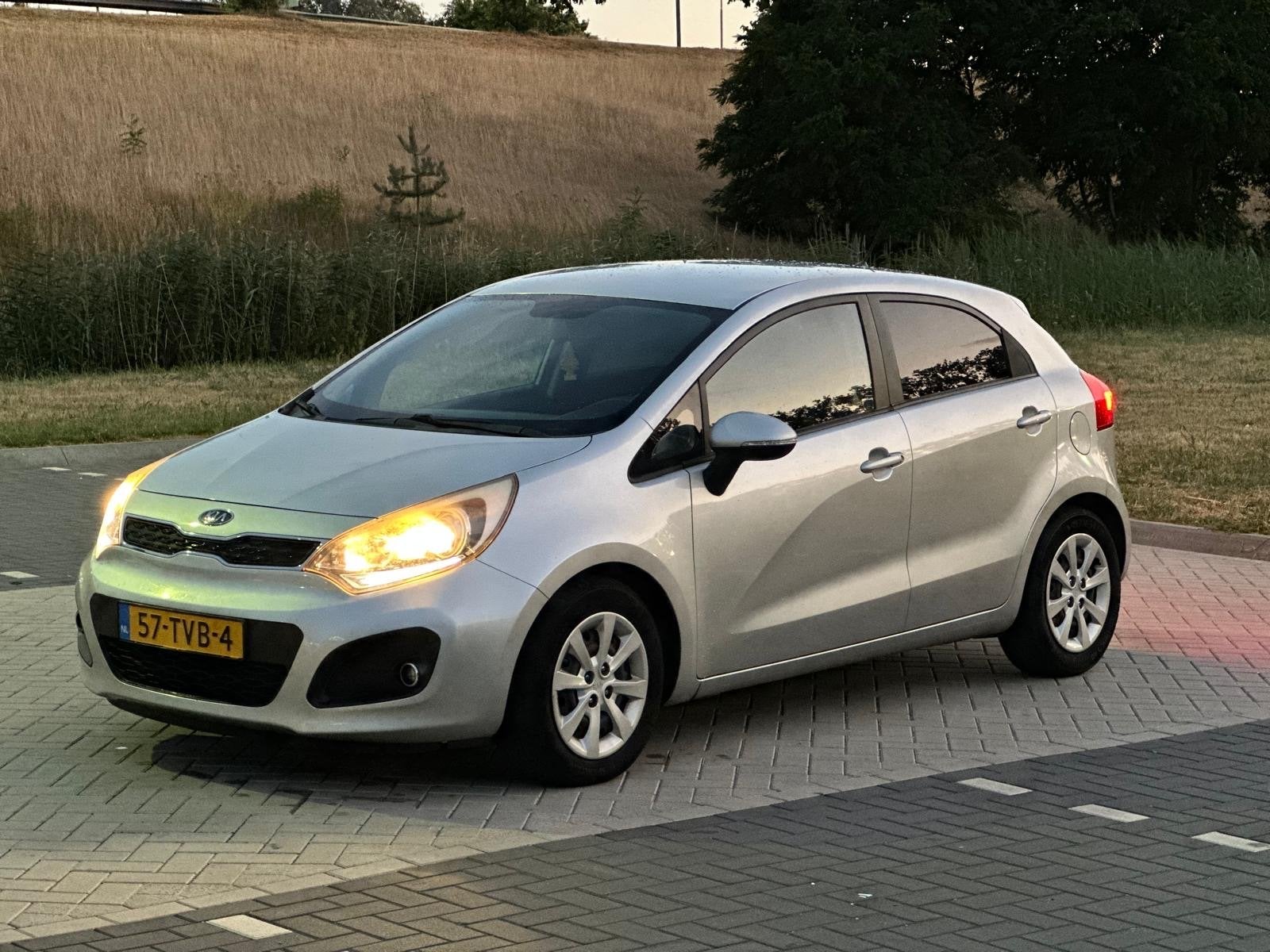 Kia Rio 1.2 I 5DRS 2012 Grijs, Auto's, 450 kg, 40 €/maand, 4 cilinders, Origineel Nederlands