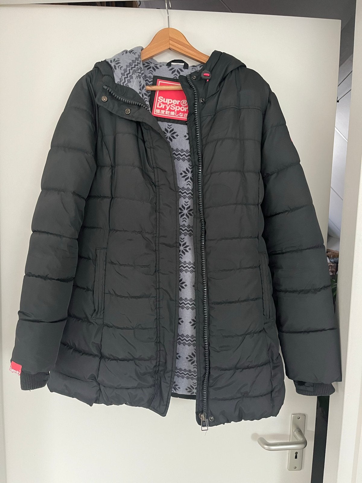 Superdry DrySport Winterjas donkergrijs Maat L, Ophalen of Verzenden, Zo goed als nieuw, Maat 42/44 (L), Zwart