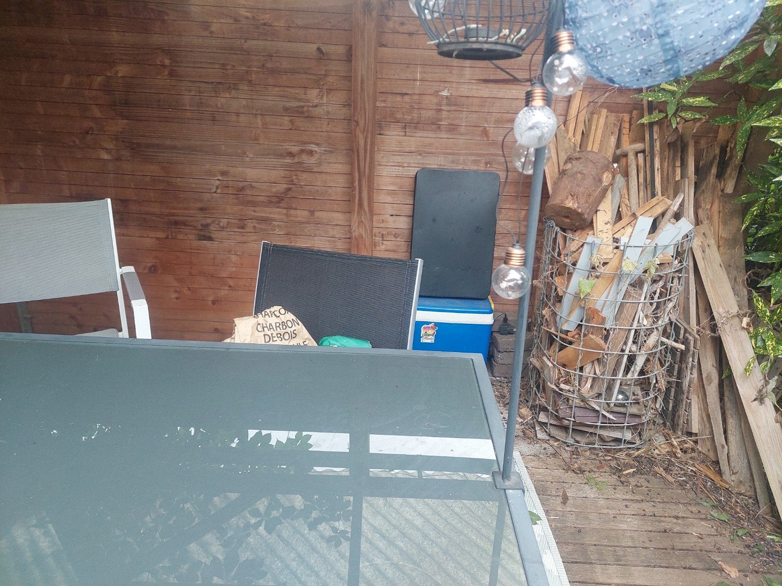 Tuintafel met 5 stoelen (4 wit, 1 zwart) - 90x160 cm, Tuin en Terras, Ophalen, Gebruikt, Rechthoekig