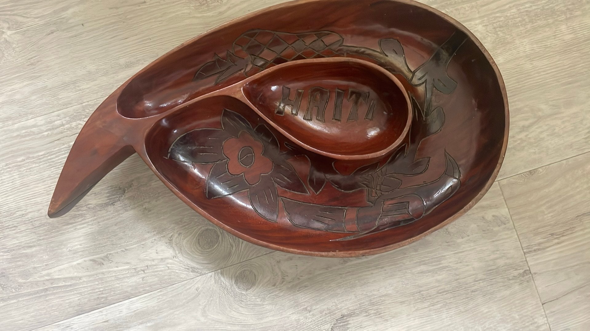Handgemaakte houten serveerschaal met bloemmotief  uit Haïti, Antiek en Kunst, Ophalen of Verzenden