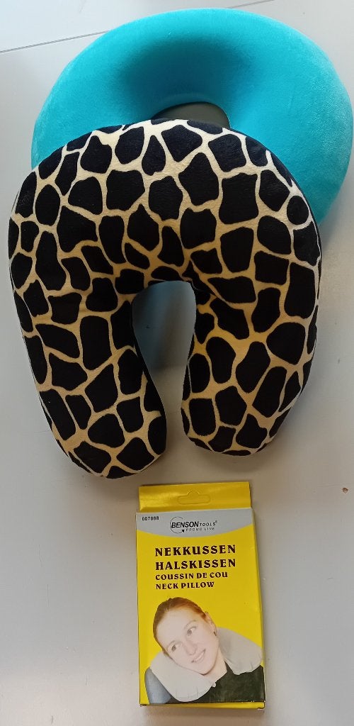 Te Koop: Vier ronde nek-kussens, nieuw.  , Meerkleurig, Rond, Nieuw, Ophalen of Verzenden