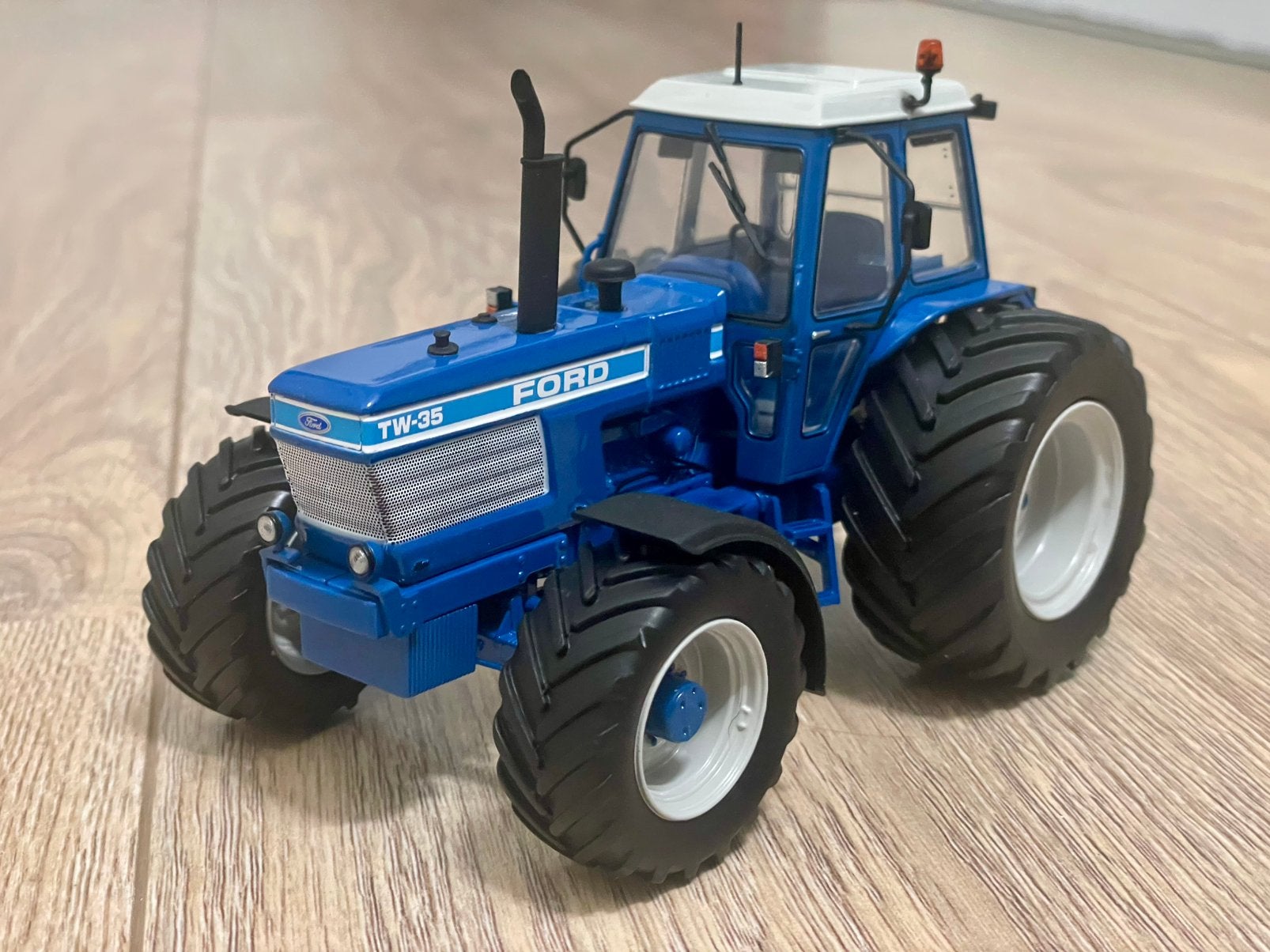UH6431 Ford TW-35 Gen I tractor trekker met brede banden, Ophalen of Verzenden, Nieuw, Tractor of Landbouw, Universal Hobbies
