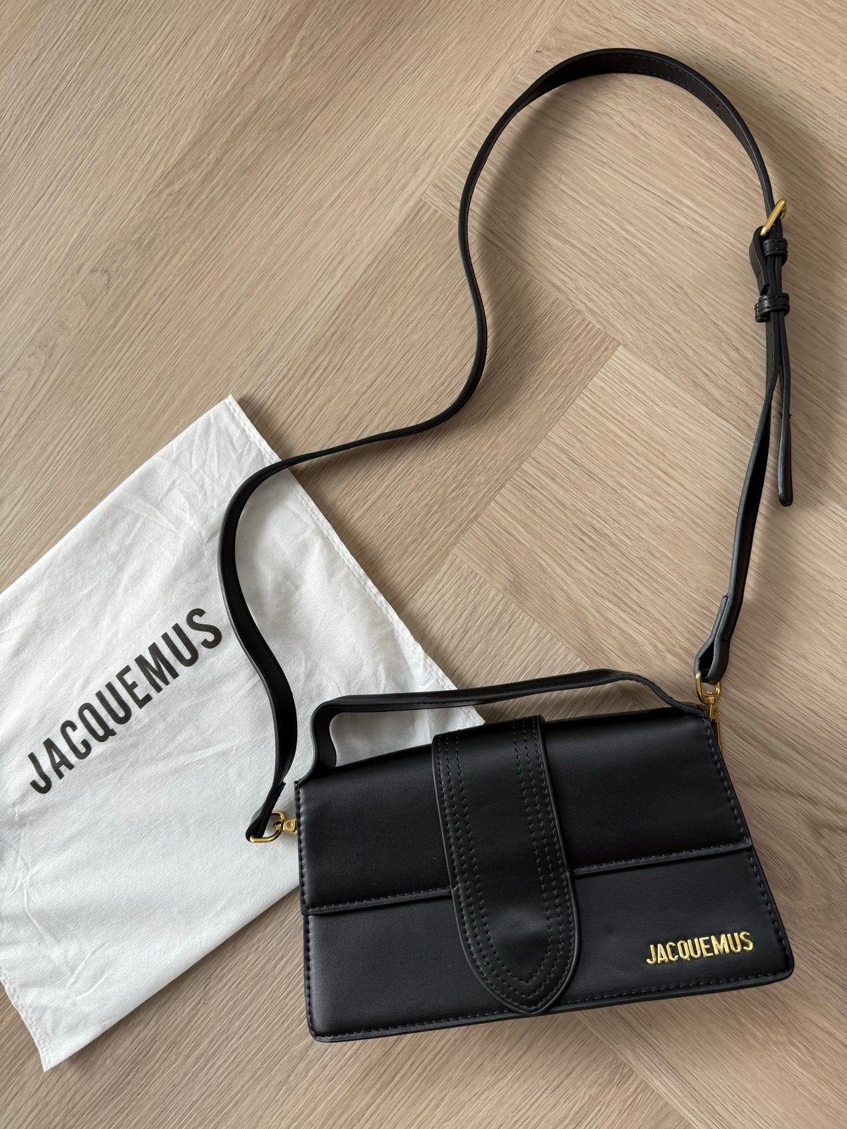 Jacquemus zwarte schoudertas, Sieraden, Tassen en Uiterlijk, Ophalen of Verzenden, Zo goed als nieuw, Zwart, Handtas