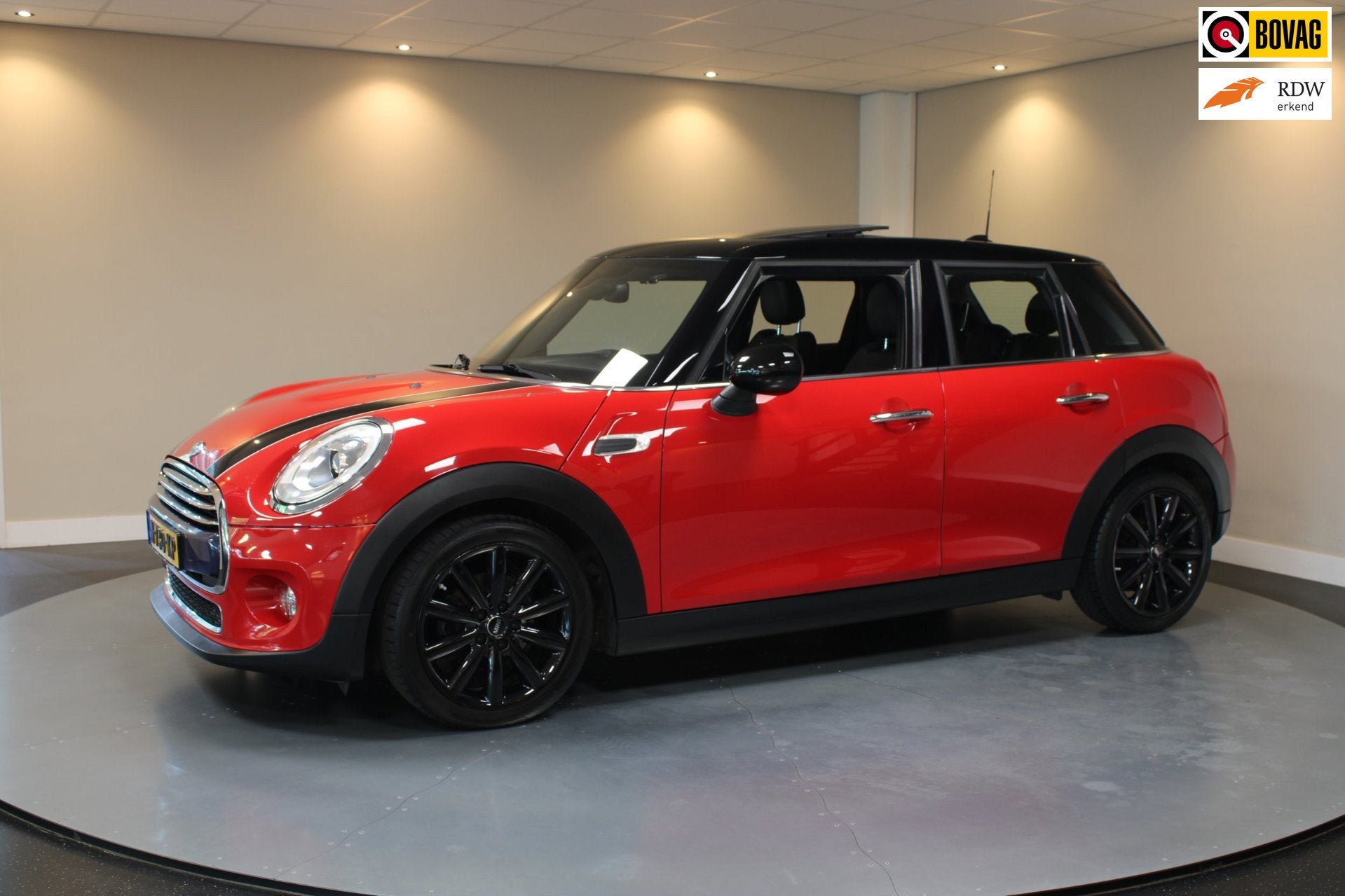 Mini 5-Deurs 1.5 Cooper Chili Serious Business *Pano/Schuifd, Auto's, 136 pk, Gebruikt, Euro 6, 49 €/maand