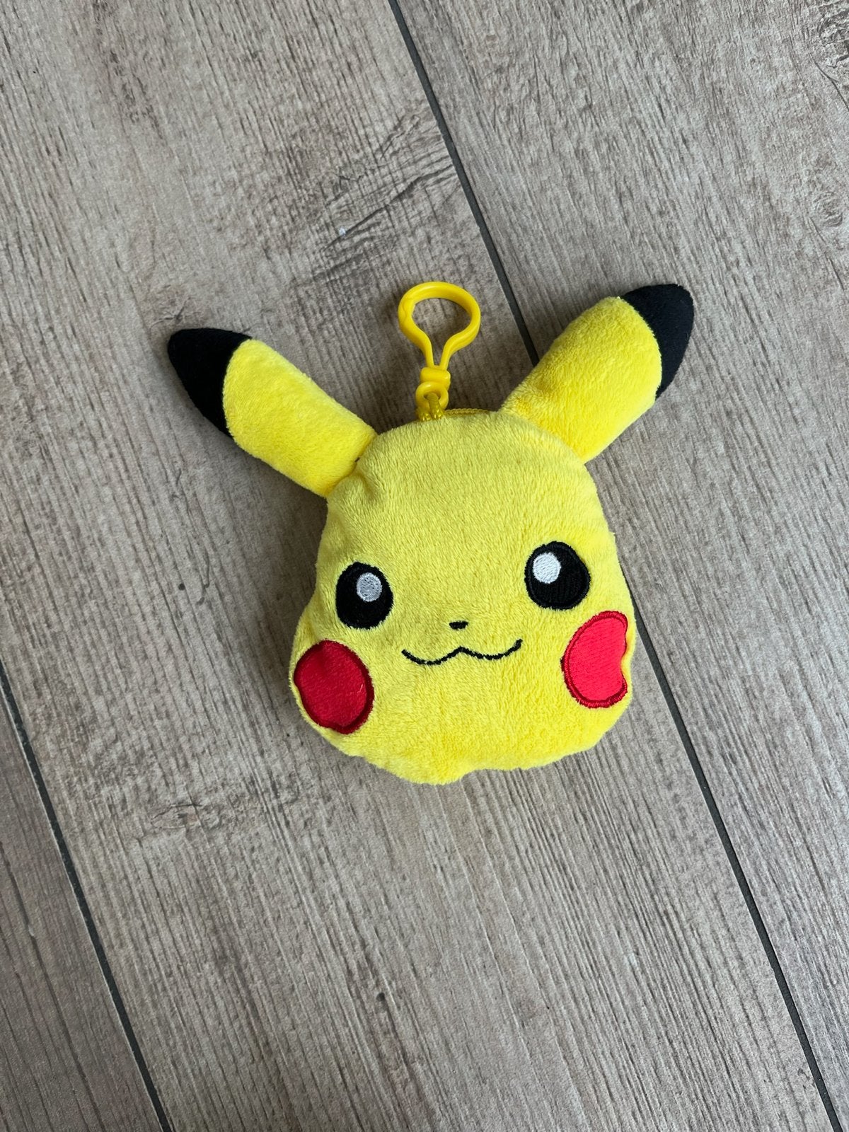 Pikachu knuffel sleutelhanger / tasje, Gebruikt, Overige merken, Geel, Overige typen