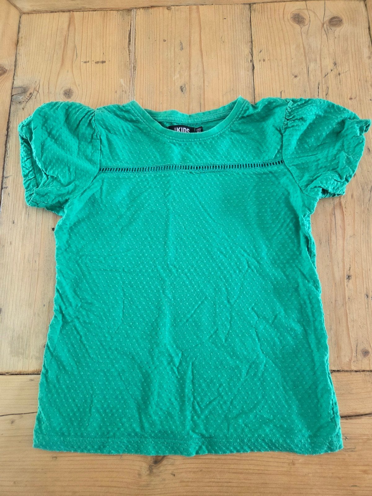 Groen T-shirt met pofmouwtjes - KIDS Europe, Gebruikt, Meisje, Ophalen of Verzenden, Shirt of Longsleeve