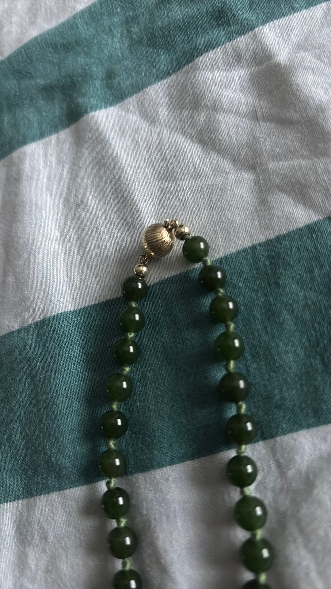 Antieke ketting van jade met 14 karaats gouden sluiting, Ophalen of Verzenden, Goud, Ketting