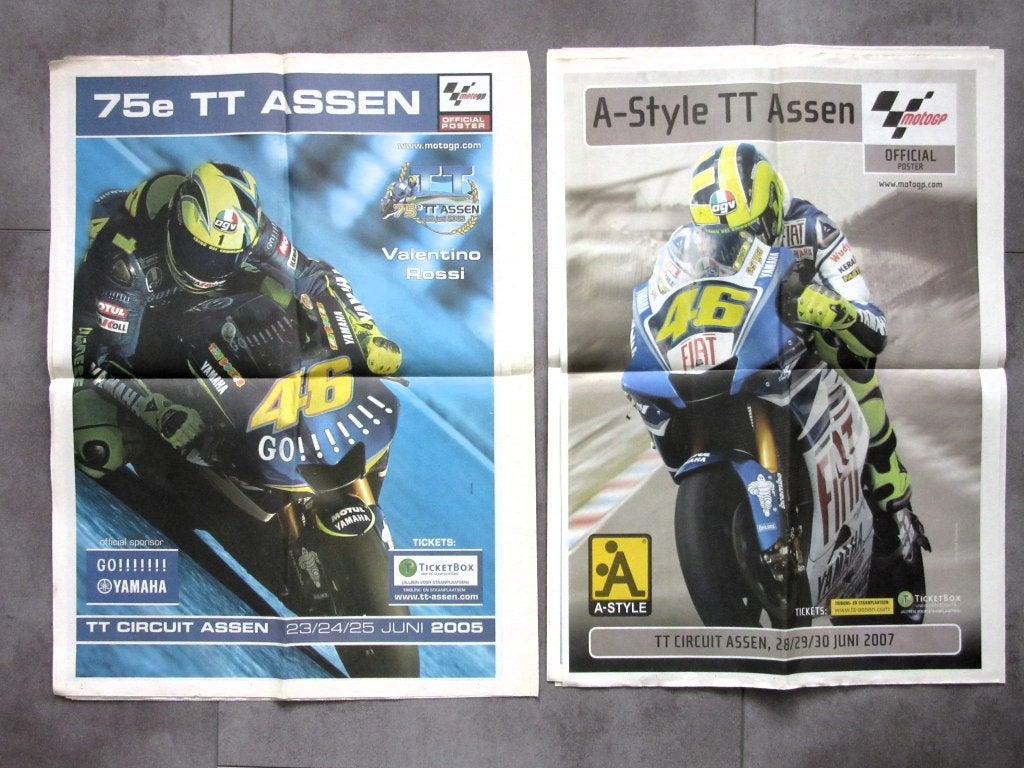 2 motorfiets kranten - TT Assen motor racing 2005-07 poster, Ophalen of Verzenden, 1980 tot heden, Krant