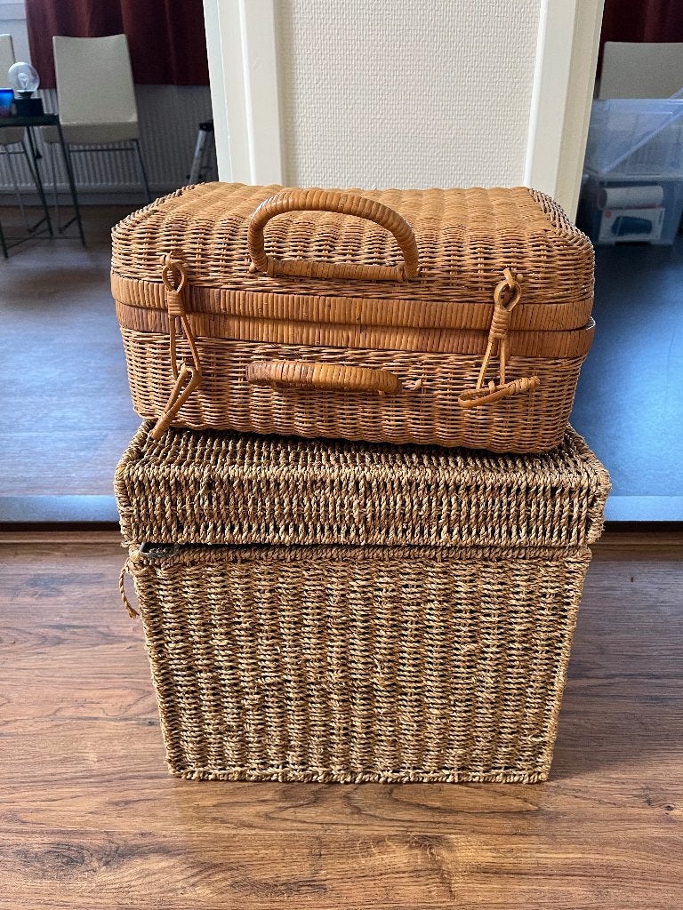 2 manden; koffertje en rechthoekige mand, Huis en Inrichting, Woonaccessoires | Schalen en Manden, Ophalen, Gebruikt, Mand, Met handvatten