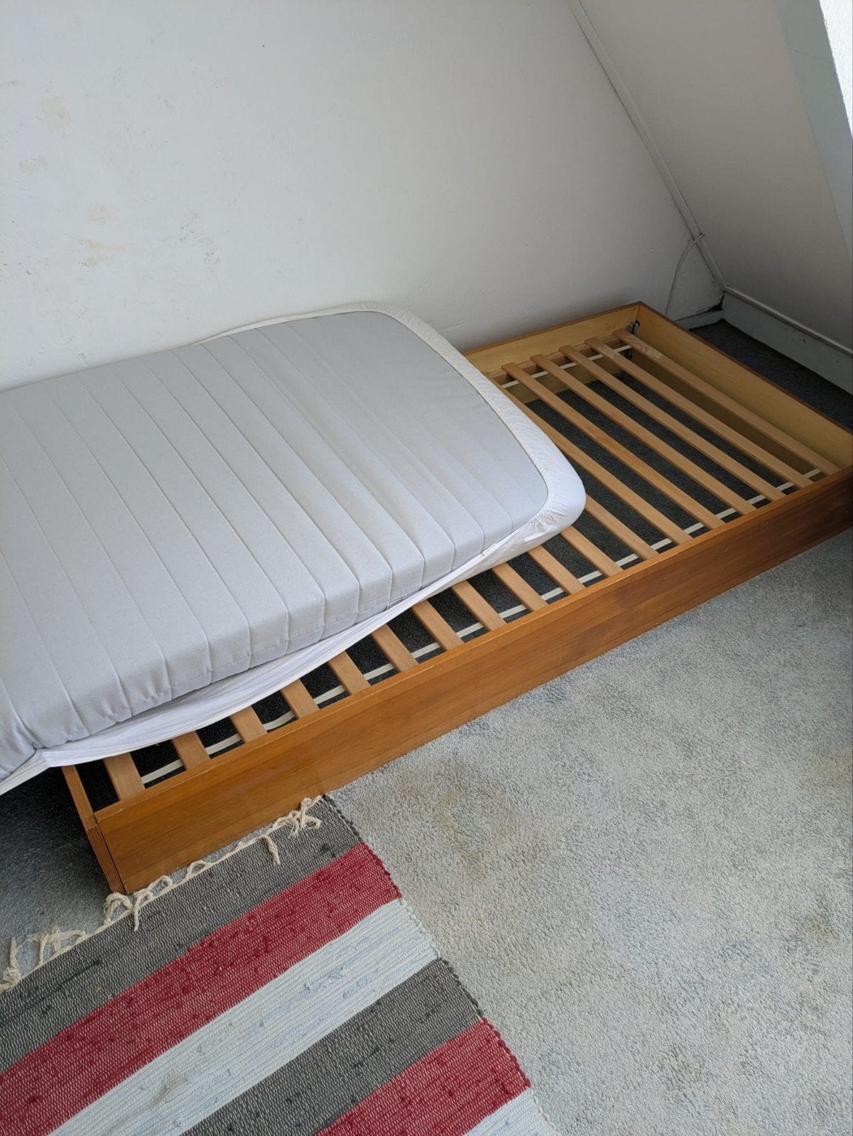 Bed Houten ombouw met matras, Huis en Inrichting, Slaapkamer | Matrassen en Bedbodems, Ophalen of Verzenden, Gebruikt, Eenpersoons