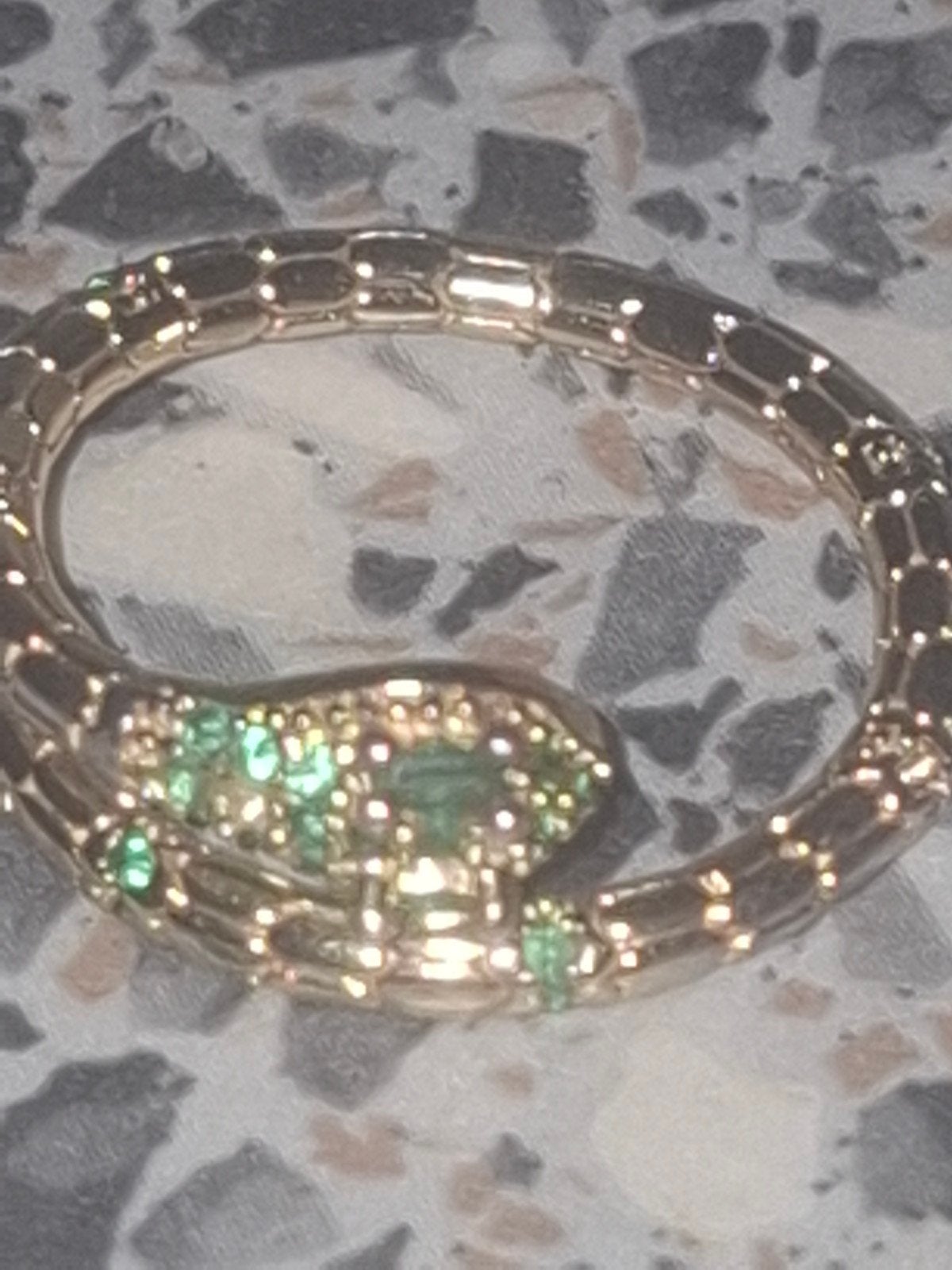 Gouden slang ring met groene edelstenen, Overige materialen, Gebruikt, Ophalen of Verzenden, 17 tot 18