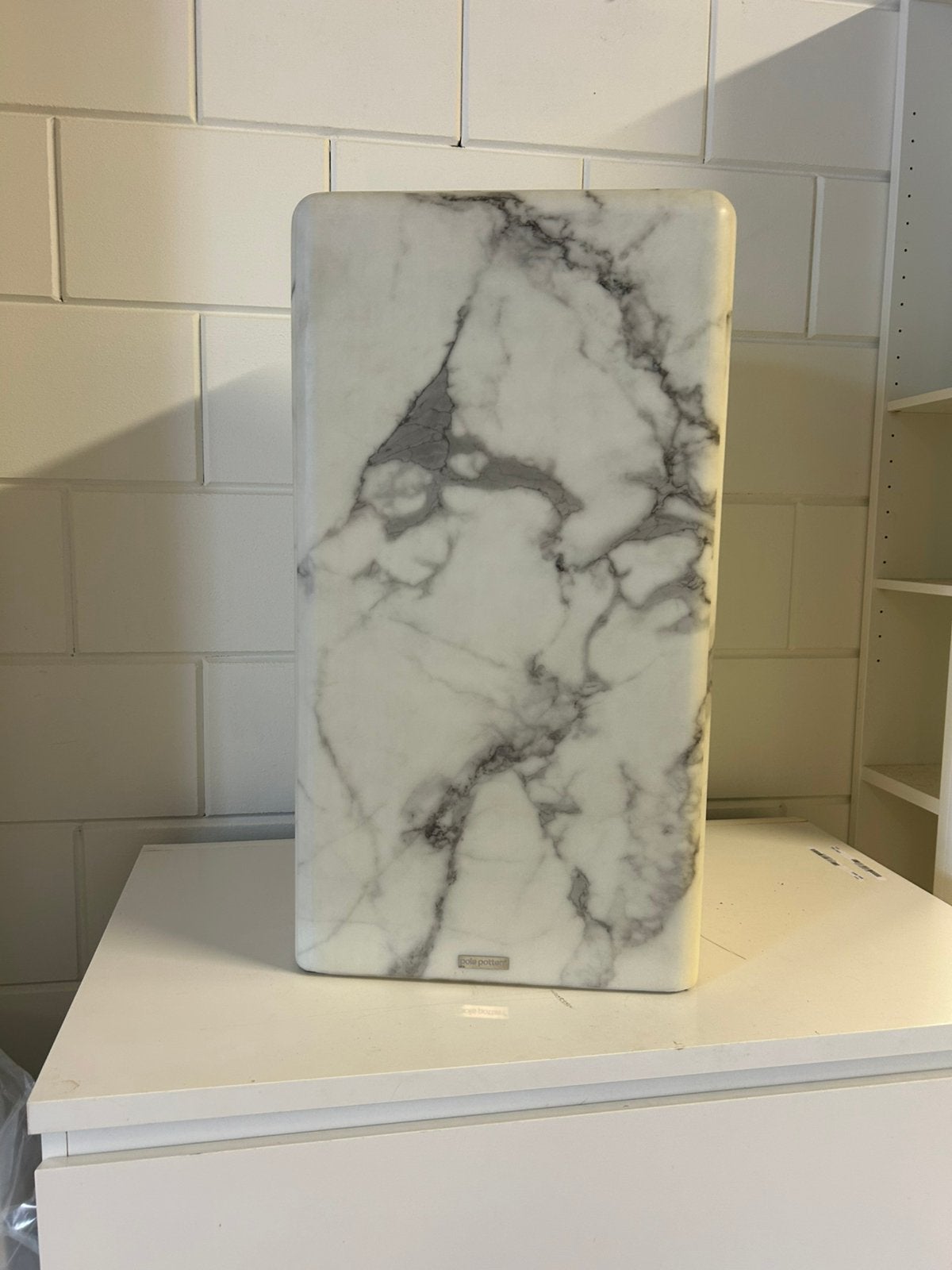 Bijzettafel marmer look 62 cm hoog 2x NIEUW, Huis en Inrichting, Tafels | Sidetables, Ophalen, 50 tot 100 cm, Rond, Zo goed als nieuw
