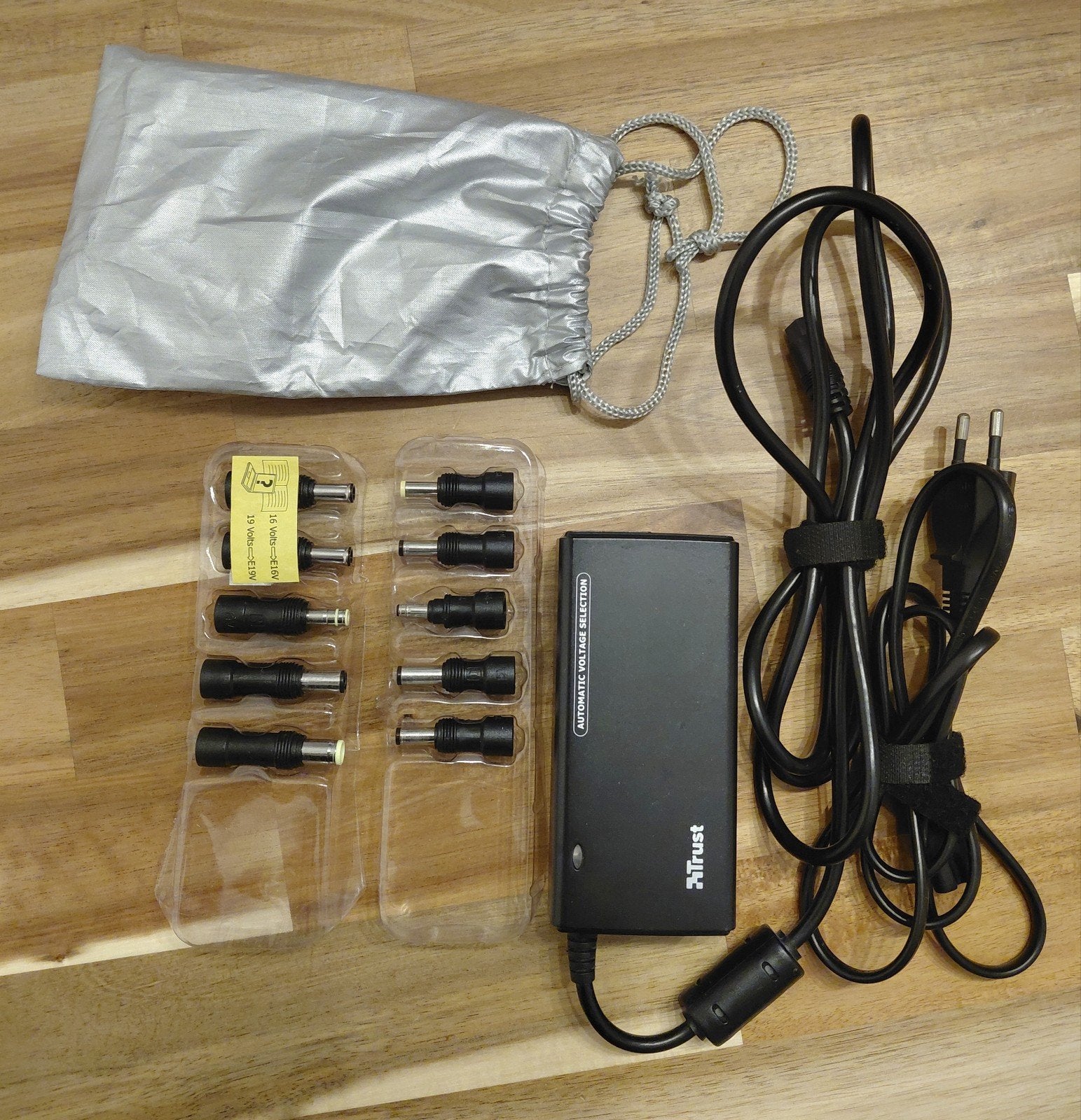 NIEUW Trust Universele Laptop Oplader 90W (Model 17469), Ophalen of Verzenden, Nieuw, Trust