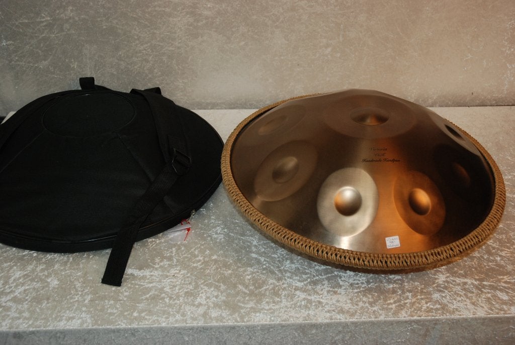 Victoria Handpan met tas en band   <26260956>, Muziek en Instrumenten, Instrumenten | Onderdelen, Gebruikt, Drums of Percussie