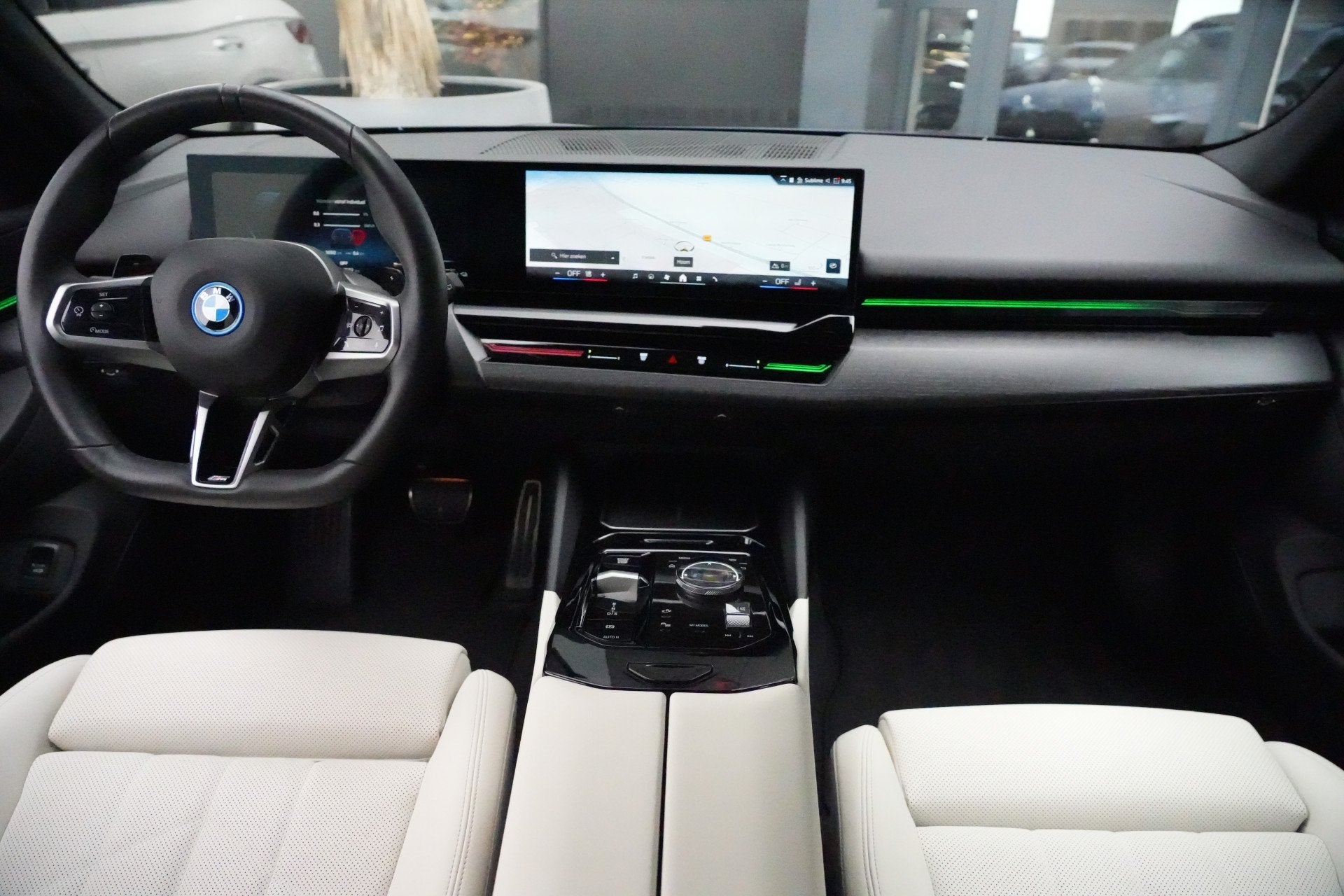 BMW 5 Serie Touring 530e xDrive M Sport High Executive 300pk, Auto's, BMW, Automaat, Gebruikt, 4 cilinders, 2000 kg