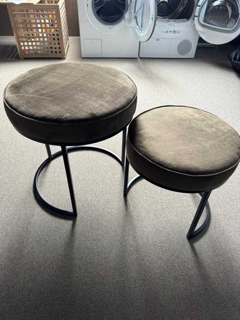 Bijzettafels / krukjes taupe-groen van kleur, Huis en Inrichting, Tafels | Bijzettafels, Minder dan 55 cm, Rond, Zo goed als nieuw