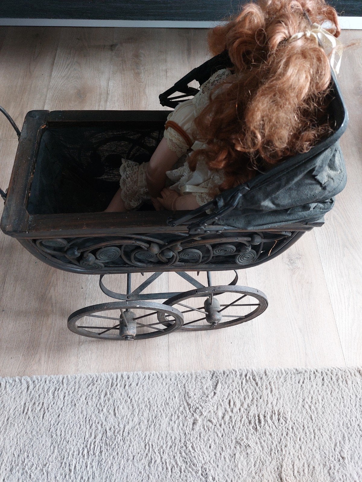 Antieke porseleinen pop met kinderwagen, Verzamelen, Poppen, Ophalen of Verzenden, Gebruikt, Pop