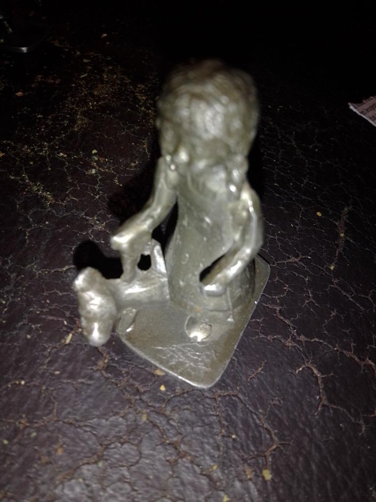 Vintage tinnen beeldje: meisje met hond, Ophalen of Verzenden