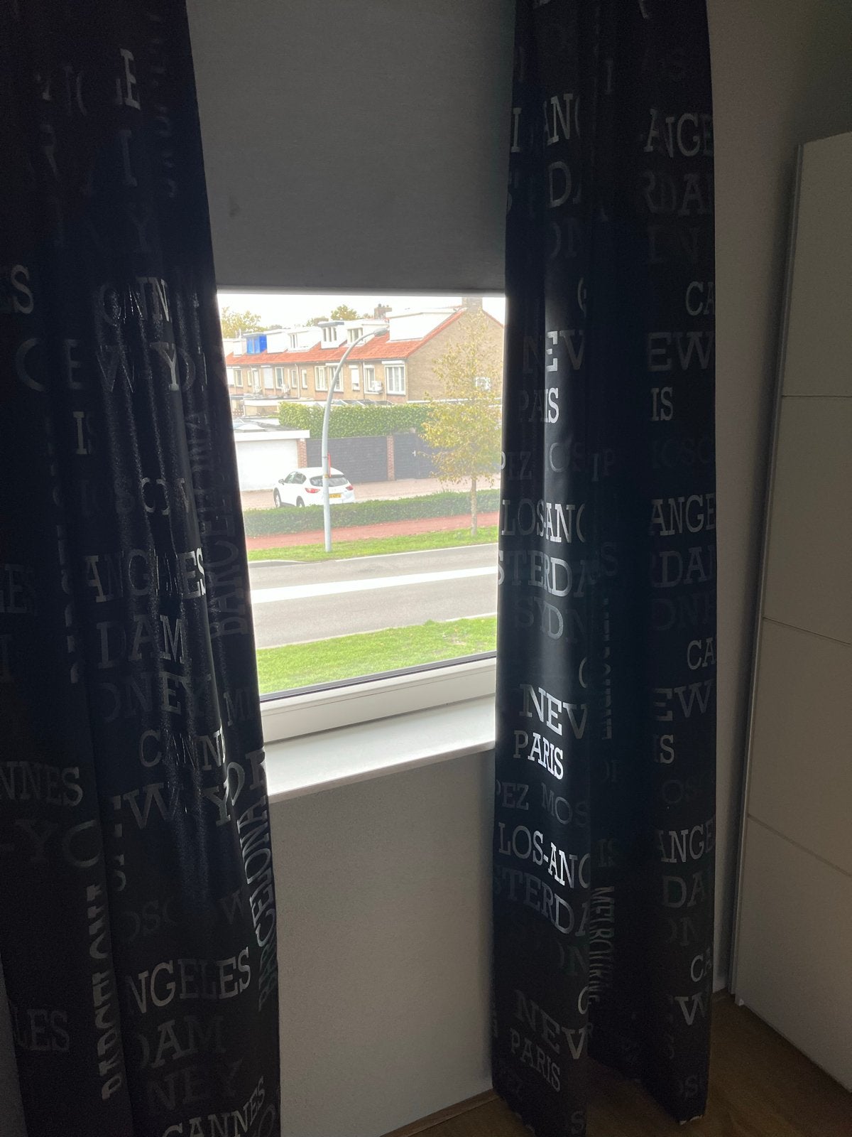 2 zwarte gordijnen met stedenprint voor kinderkamer, Huis en Inrichting, Ophalen, Gebruikt, Zwart, Gordijn