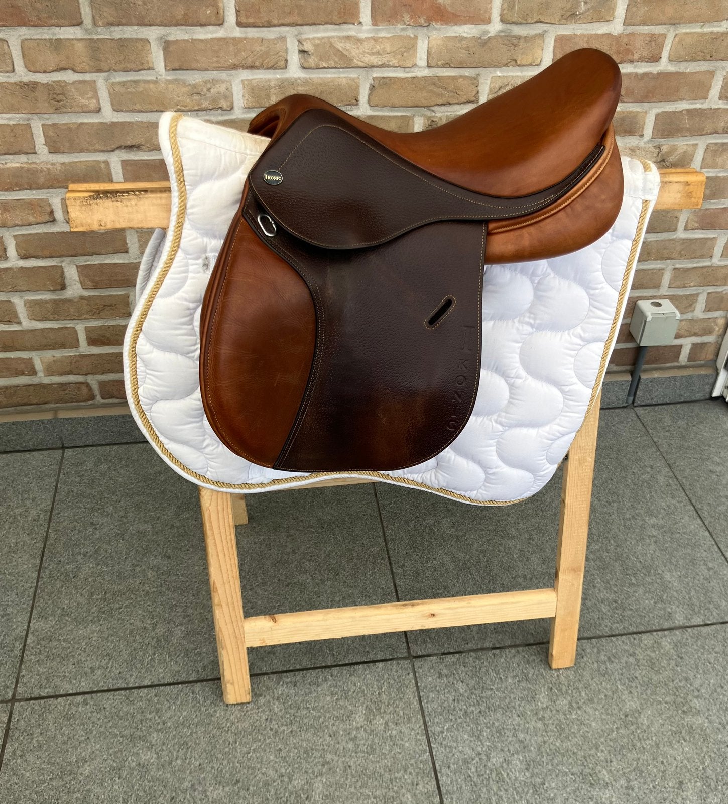 Ponyzadel Ikonic 15,5 inch, Dieren en Toebehoren, Ophalen of Verzenden, Zo goed als nieuw, Springen