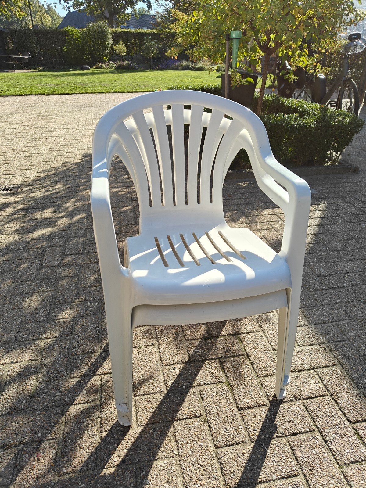Witte kunststof tuinstoelen (2 stuks), Ophalen of Verzenden, Gebruikt, Kunststof, Stapelbaar
