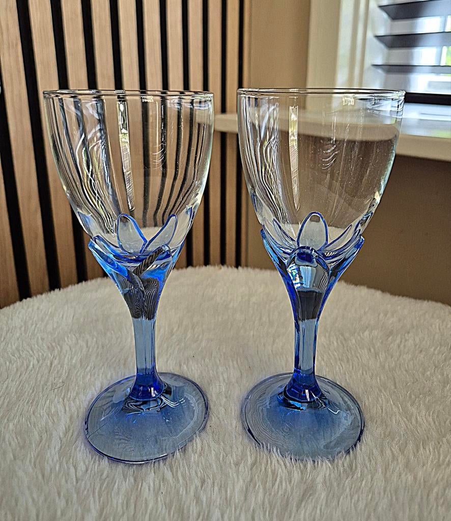 2 Bormioli Rocco wijnglazen met blauwe voet, Verzamelen, Glas en Borrelglaasjes, Ophalen of Verzenden, Zo goed als nieuw, Overige typen