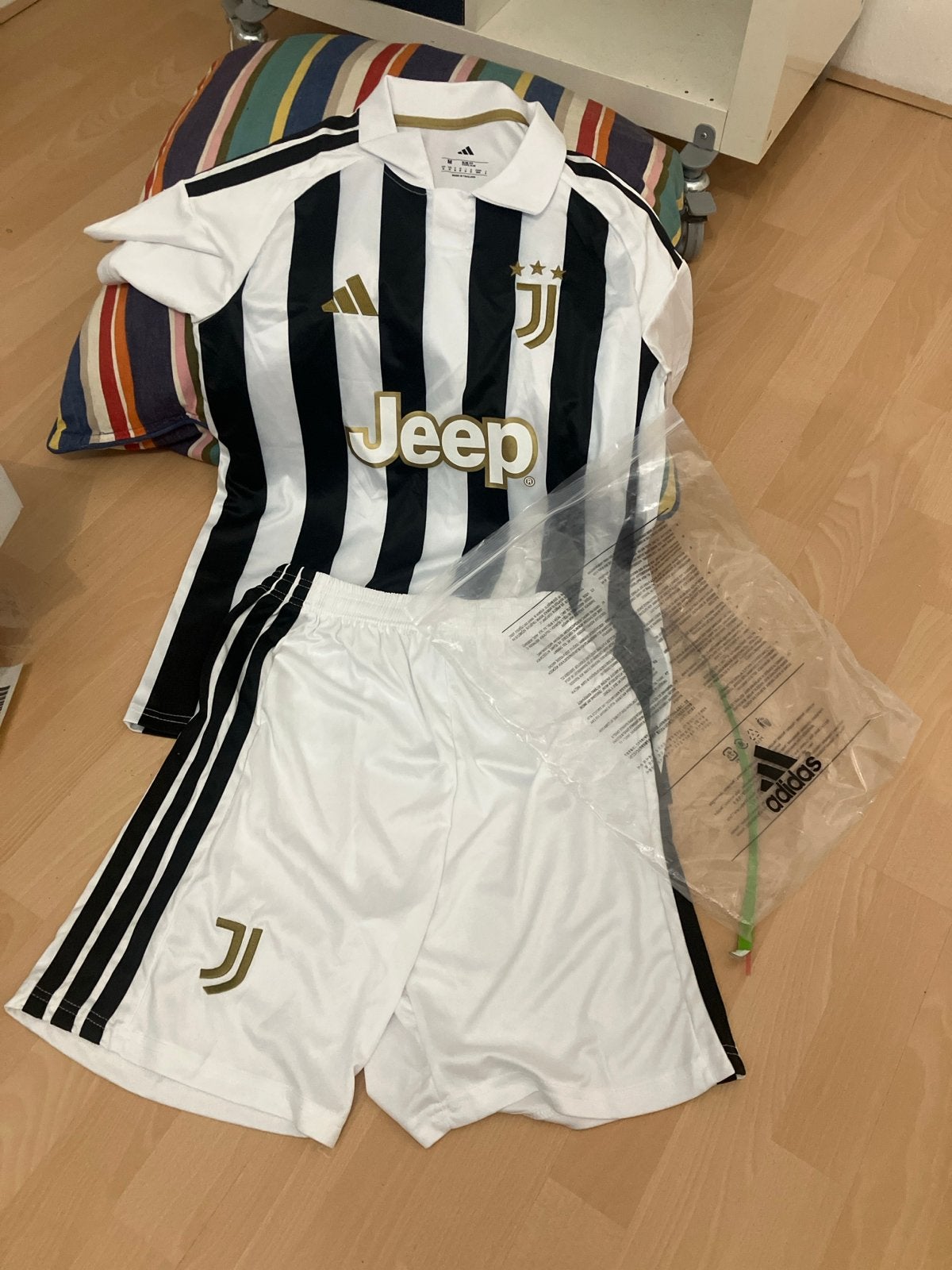 Juventus Thuistenue 2026/2027 Maat M, Nieuw, Ophalen of Verzenden, Voetbal, Meerkleurig