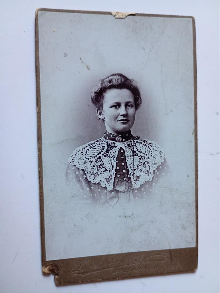 CDV Breda Vrouw, Ophalen of Verzenden, Voor 1940, Gebruikt, Foto