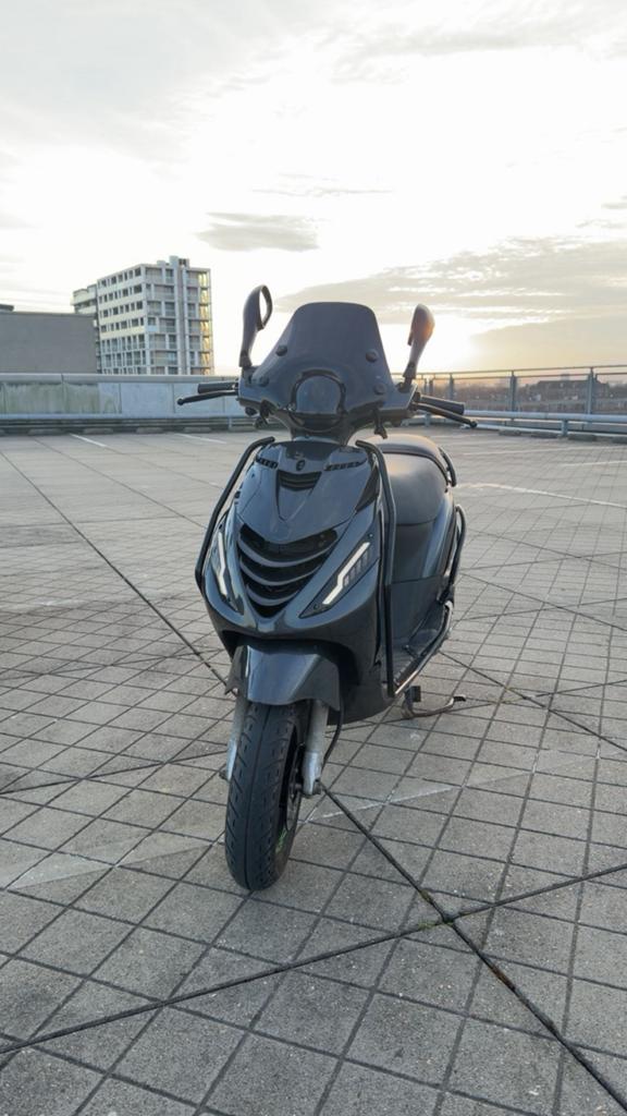 Piaggio zip full option, Fietsen en Brommers, Scooters | Piaggio, Ophalen, Maximaal 45 km/u, Zip, Zo goed als nieuw
