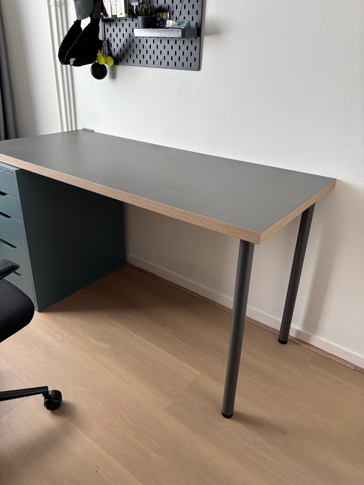 Tafelblad Lagkapten Ikea grijs 140 cm met 2 grijze poten, Huis en Inrichting, Bureaus, Ophalen, Met lades, Metaal, Zo goed als nieuw