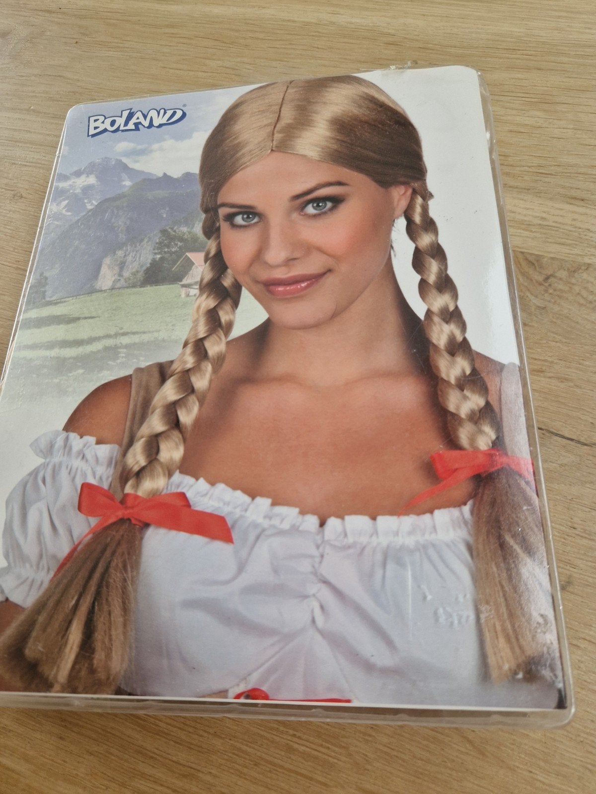 Boland Blonde Pruik met Vlechten en Rode Strikken, Ophalen of Verzenden, Nieuw, Hoed of Pruik, Carnaval