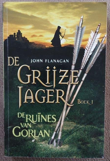 John Flanagan: De grijze jager - De ruïnes van Gorlan, Ophalen of Verzenden, Gelezen