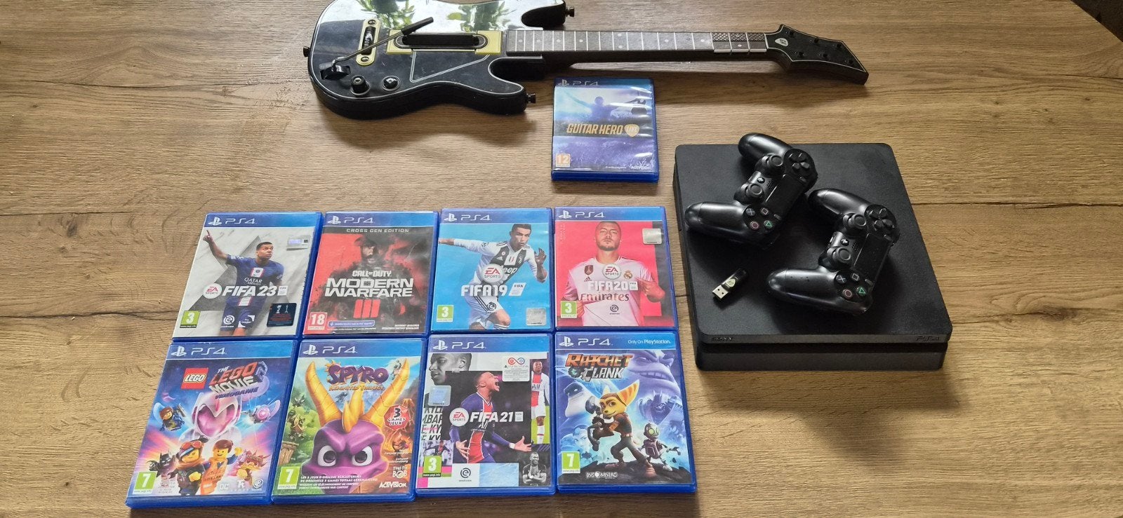 PS4 Console, 2 controllers, Guitar Hero gitaar en 8 games, Ophalen, Gebruikt, Vanaf 18 jaar, Overige genres