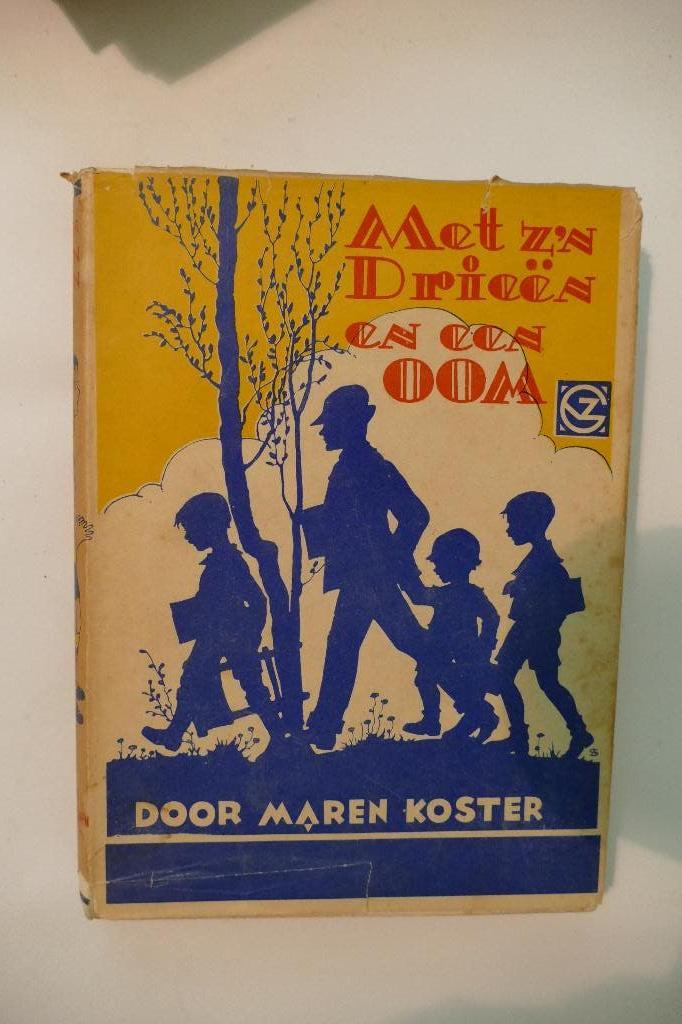 – Met z’n drieën en een oom, Antiek en Kunst, Antiek | Boeken en Bijbels, Ophalen of Verzenden, Maren Koster