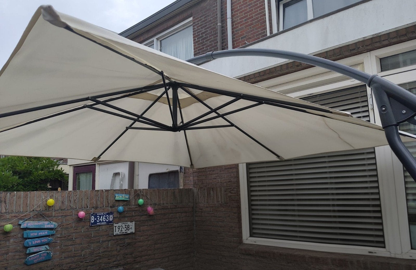 Zweefparasol met voet en tegels - 1 jaar gebruikt, Tuin en Terras, Parasols, Ophalen, Gebruikt, Zweefparasol