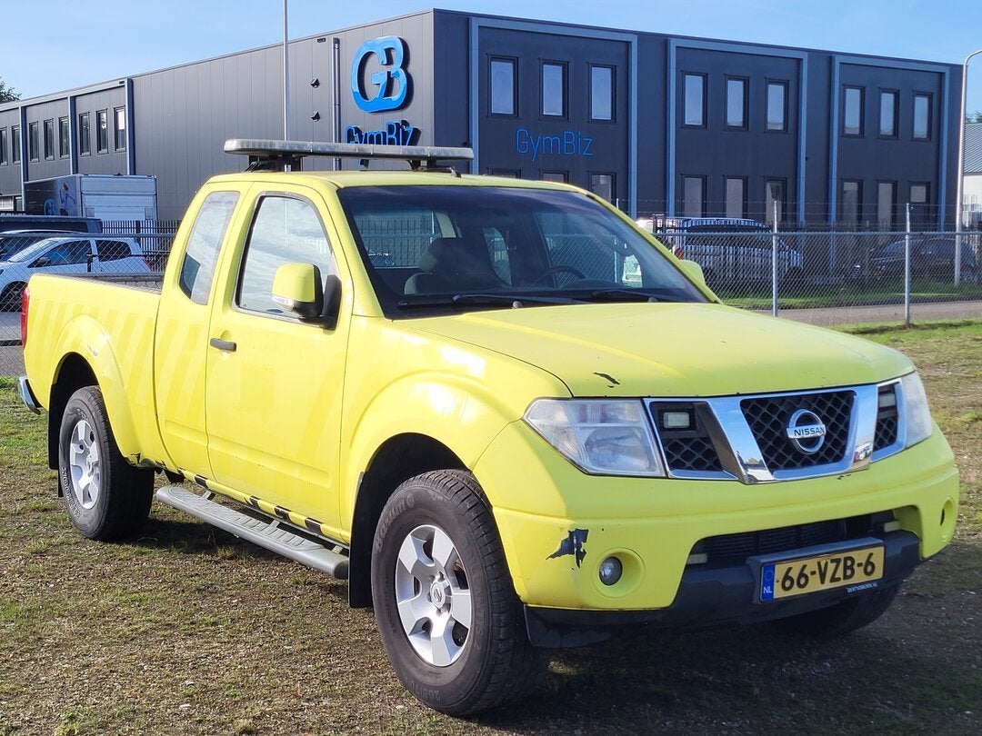 Nissan Navara 2.5 dCi 171pk Pick-up 2009, Auto's, Gebruikt, 4 cilinders, Geel, Bedrijf