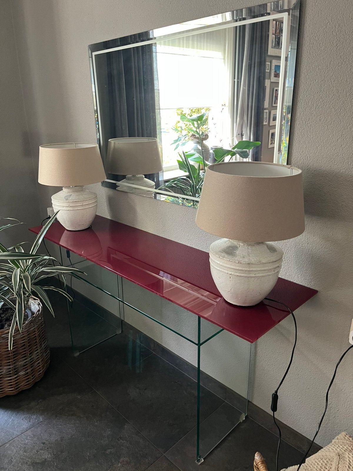 Glazen sidetable met rood blad en bijpassende spiegel, Huis en Inrichting, Tafels | Sidetables, Ophalen, 100 tot 150 cm, Glas