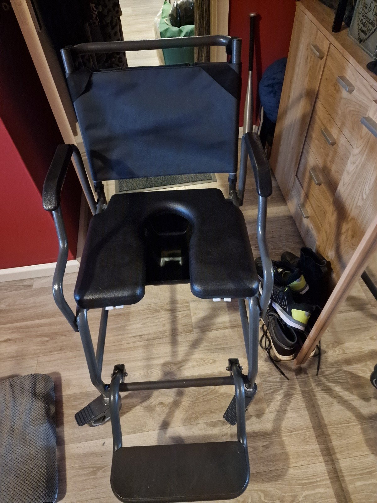 douche rijbare postoel, Ophalen, Zo goed als nieuw