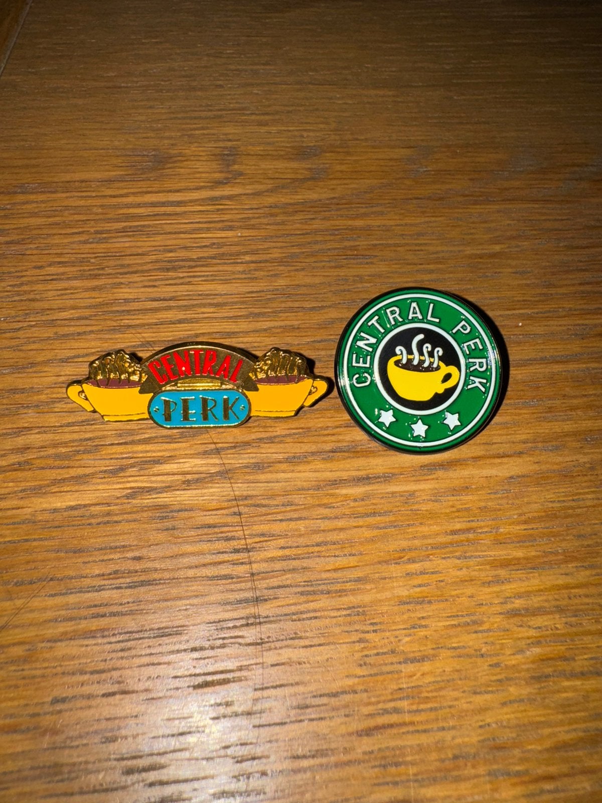 2x Friends pins Central Perk, Verzamelen, Speldjes, Pins en Buttons, Ophalen of Verzenden, Nieuw, Speldje of Pin
