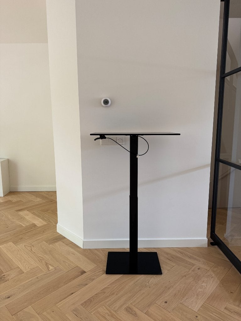 Selka Mahtuva zit-sta bureau (M) — mat zwart, Fins design, Huis en Inrichting, Ophalen, 40 cm, Metaal, In hoogte verstelbaar